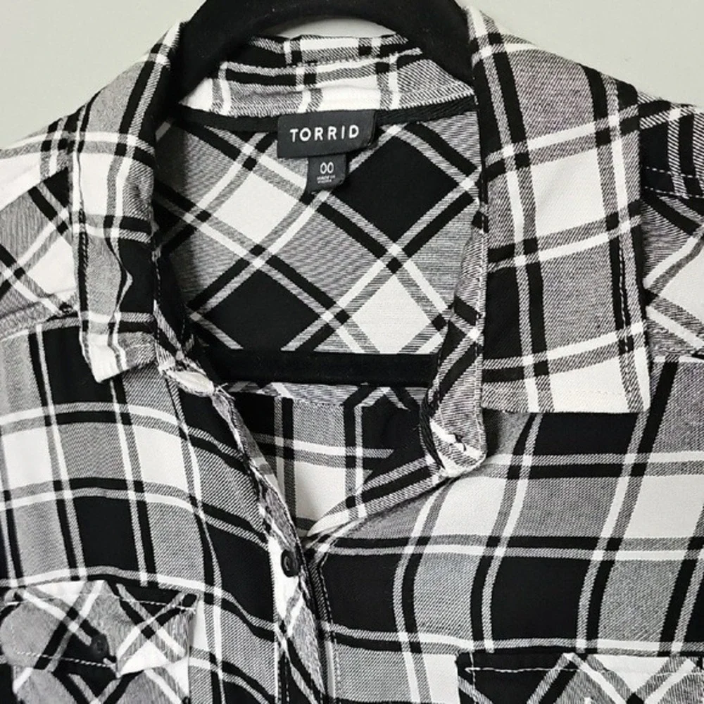 Torrid Large Black and White Check Plaid Flannel Button Front Long Sleeve blouse